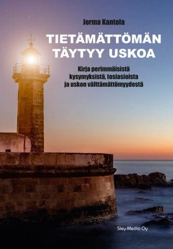 Kirkas majakka kivikkoisella merenrannalla.